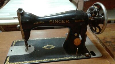 Máquina de coser SIGMA, con mueble rústico