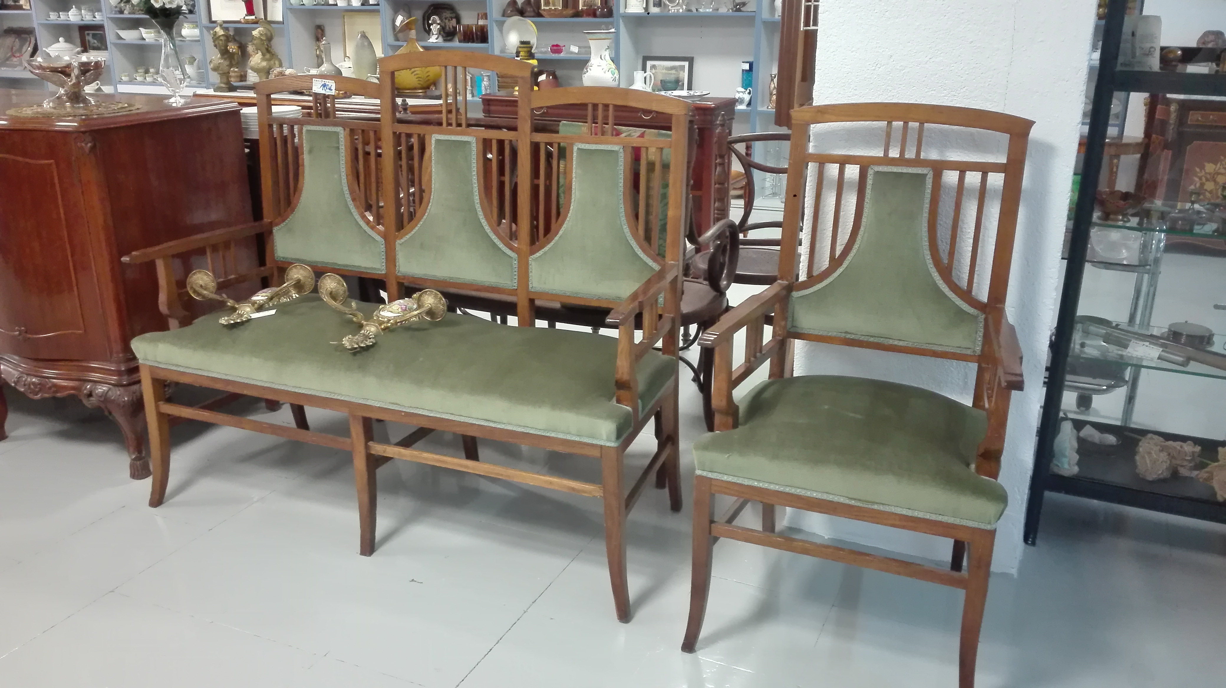 Escao Antiguo de madera, asiento verde, con butaca Mod. Portu.17