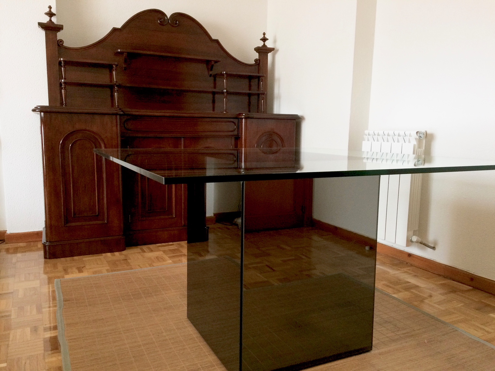 Mesa de salón de cristal, con pata central de espejos