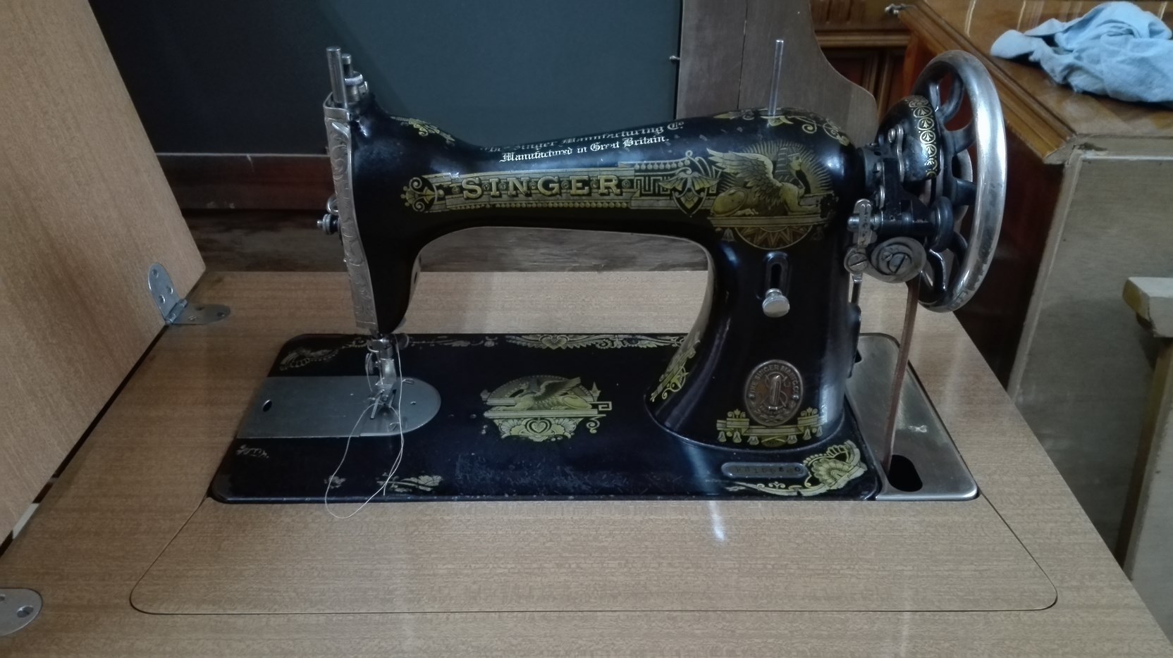Antigua Maquina de coser SINGER BRITAIN