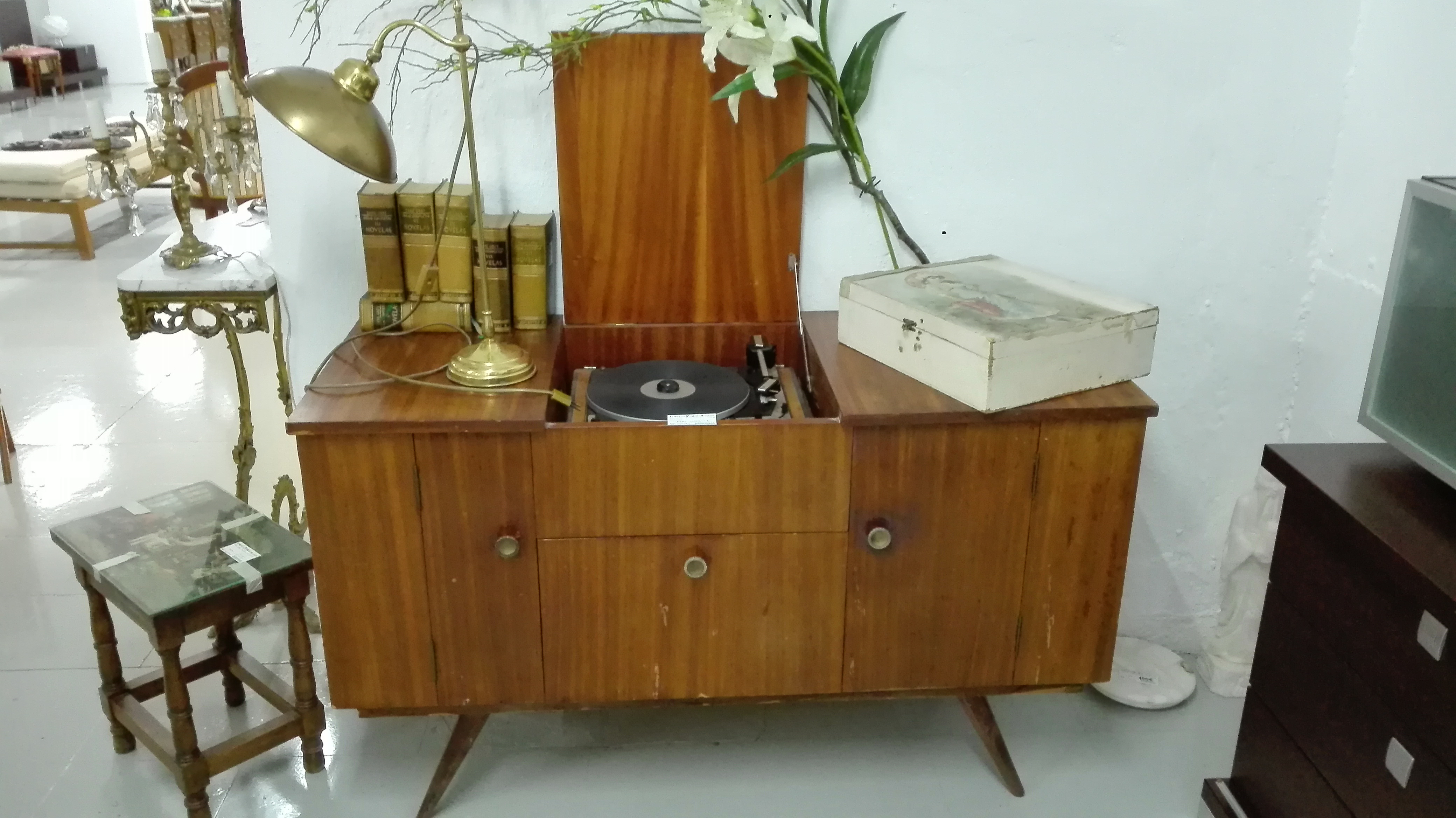 Mueble tocadiscos estilo vintage, original años 60