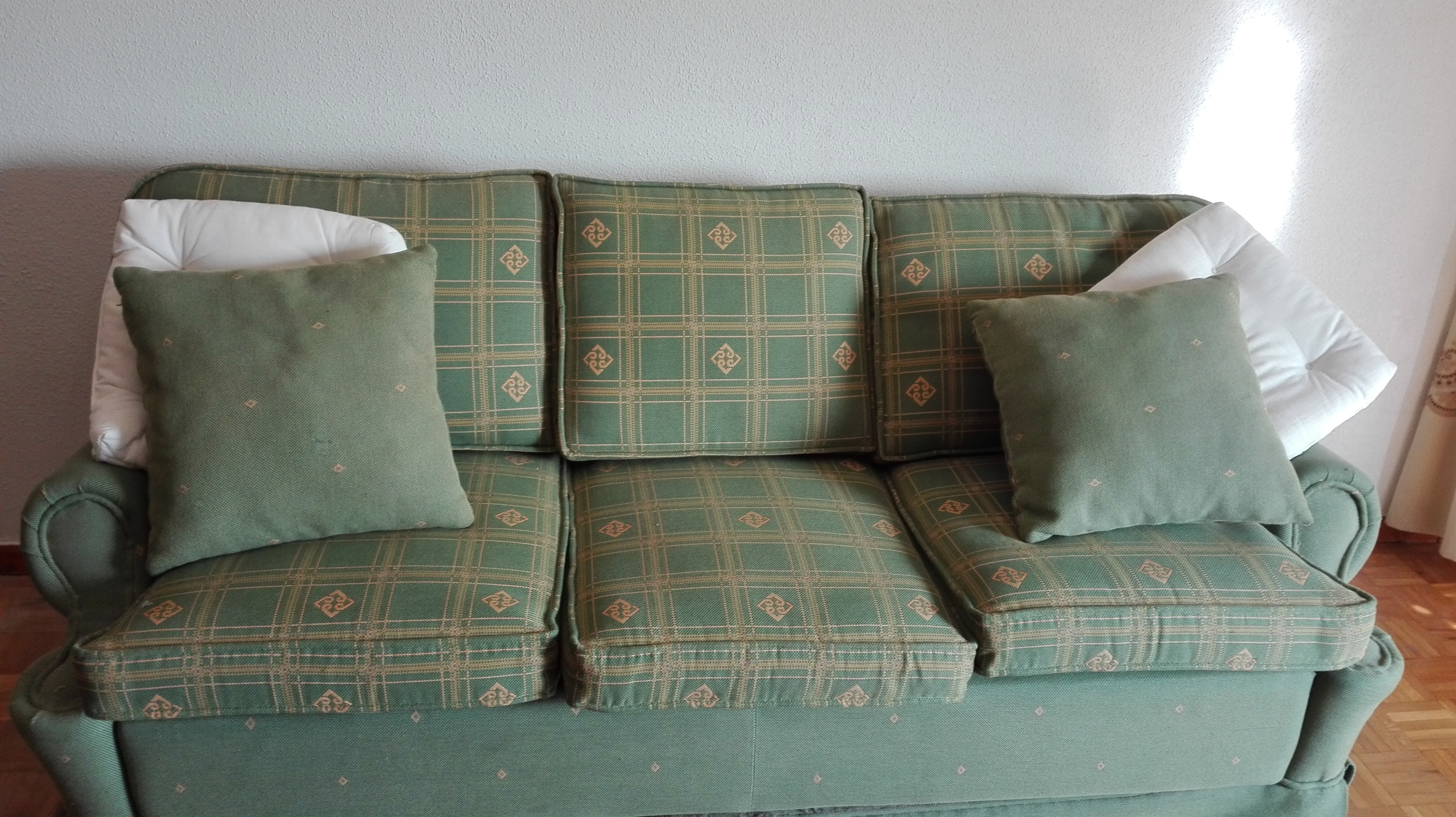 Sofa cama tres plazas verdoso