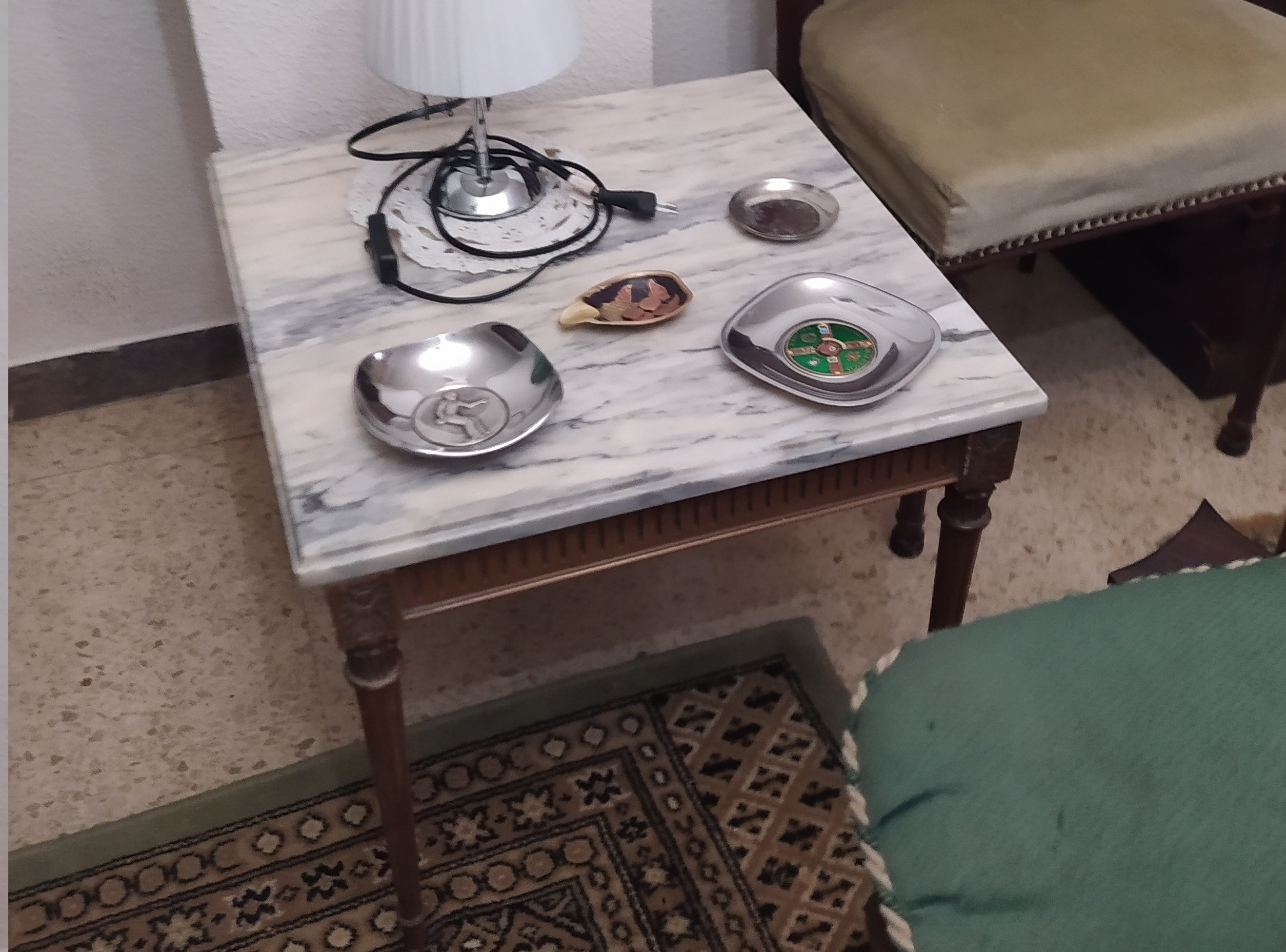 Mesa baja auxiliar cuadrada, con marmol
