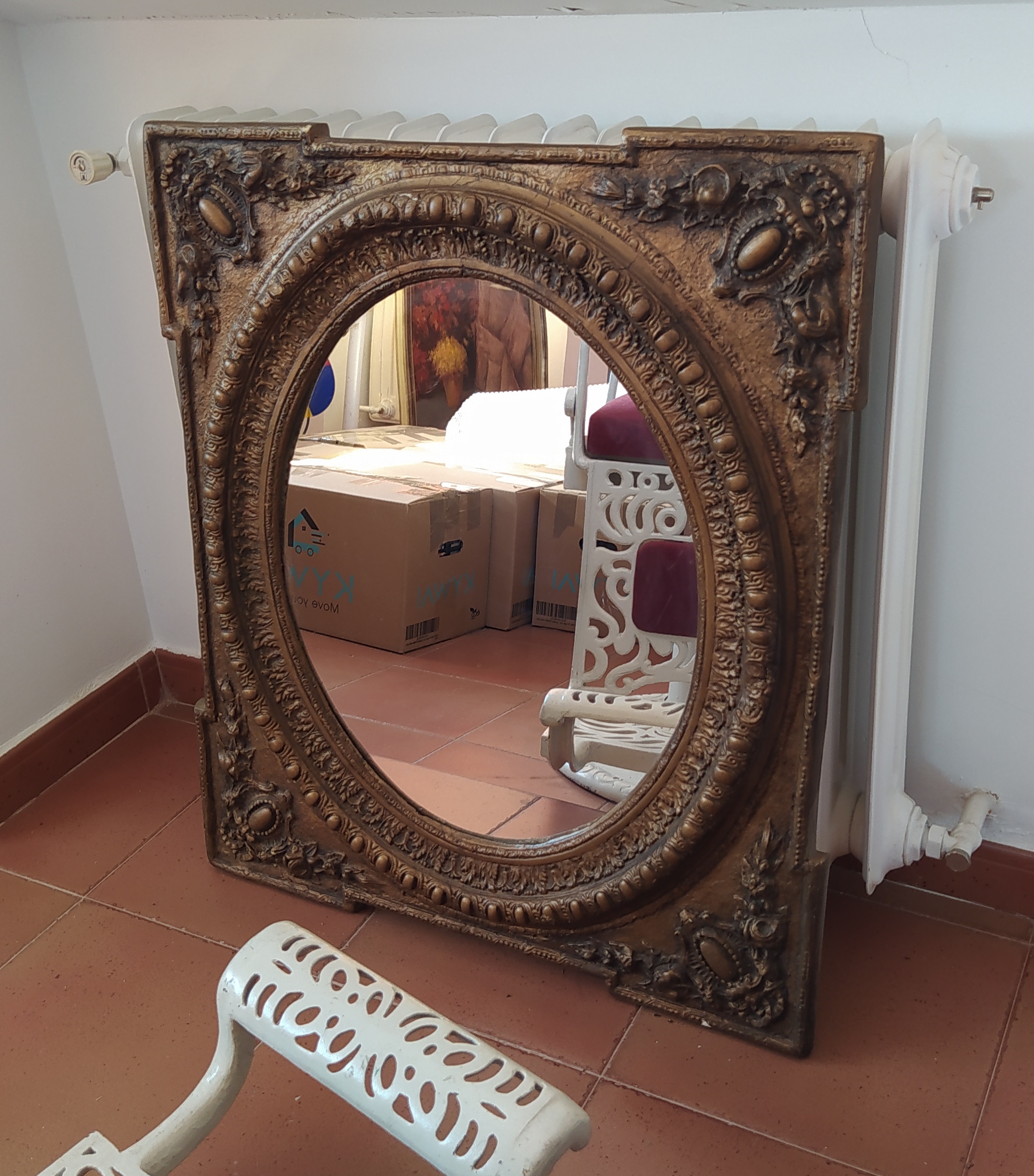 Espejo antiguo de escayola, color caqui