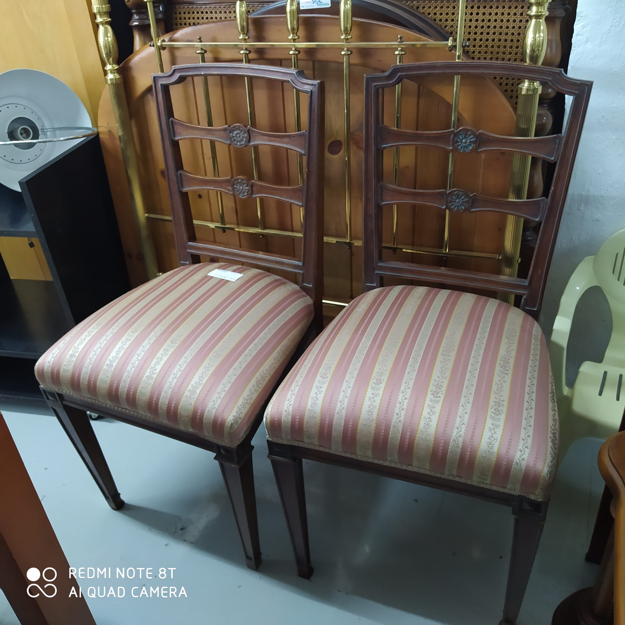 Silla de salon a rayas, en madera color castao