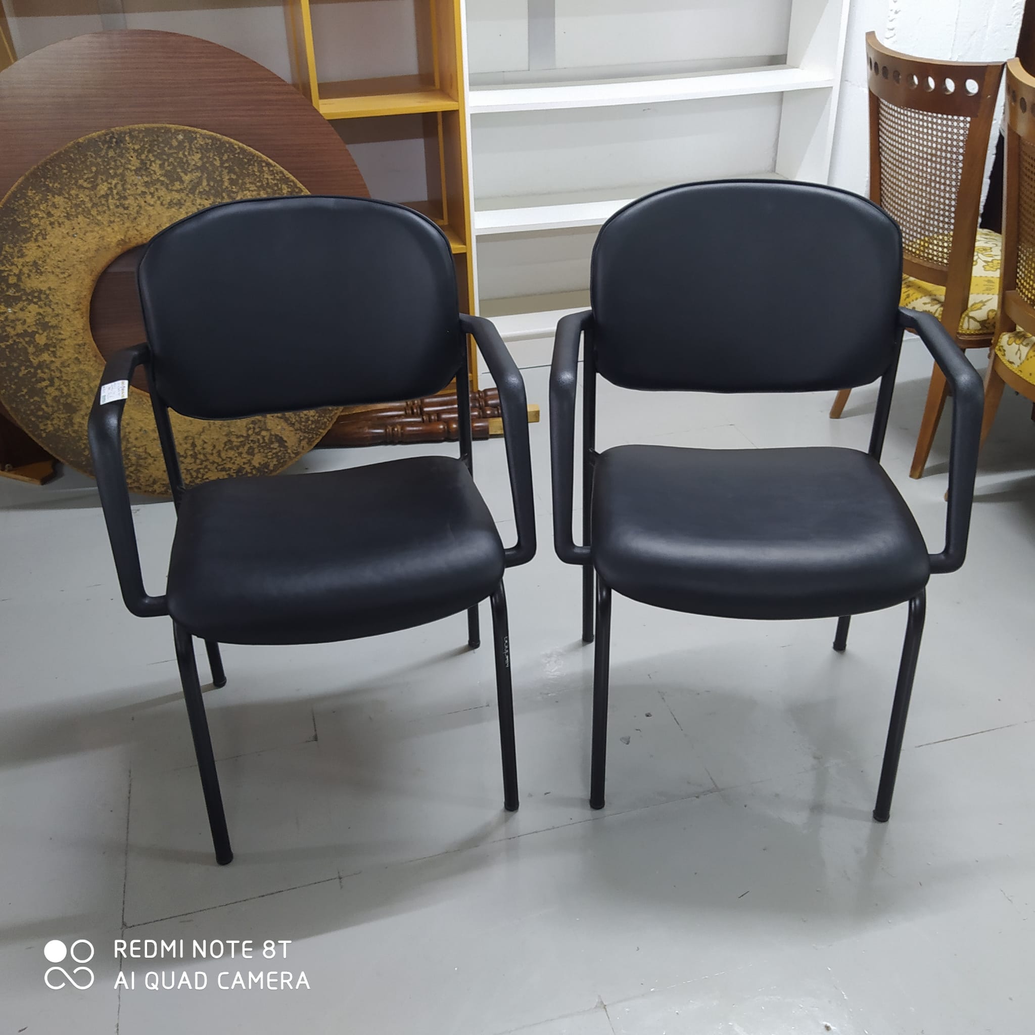 Silla confidente negra, con reposabrazos