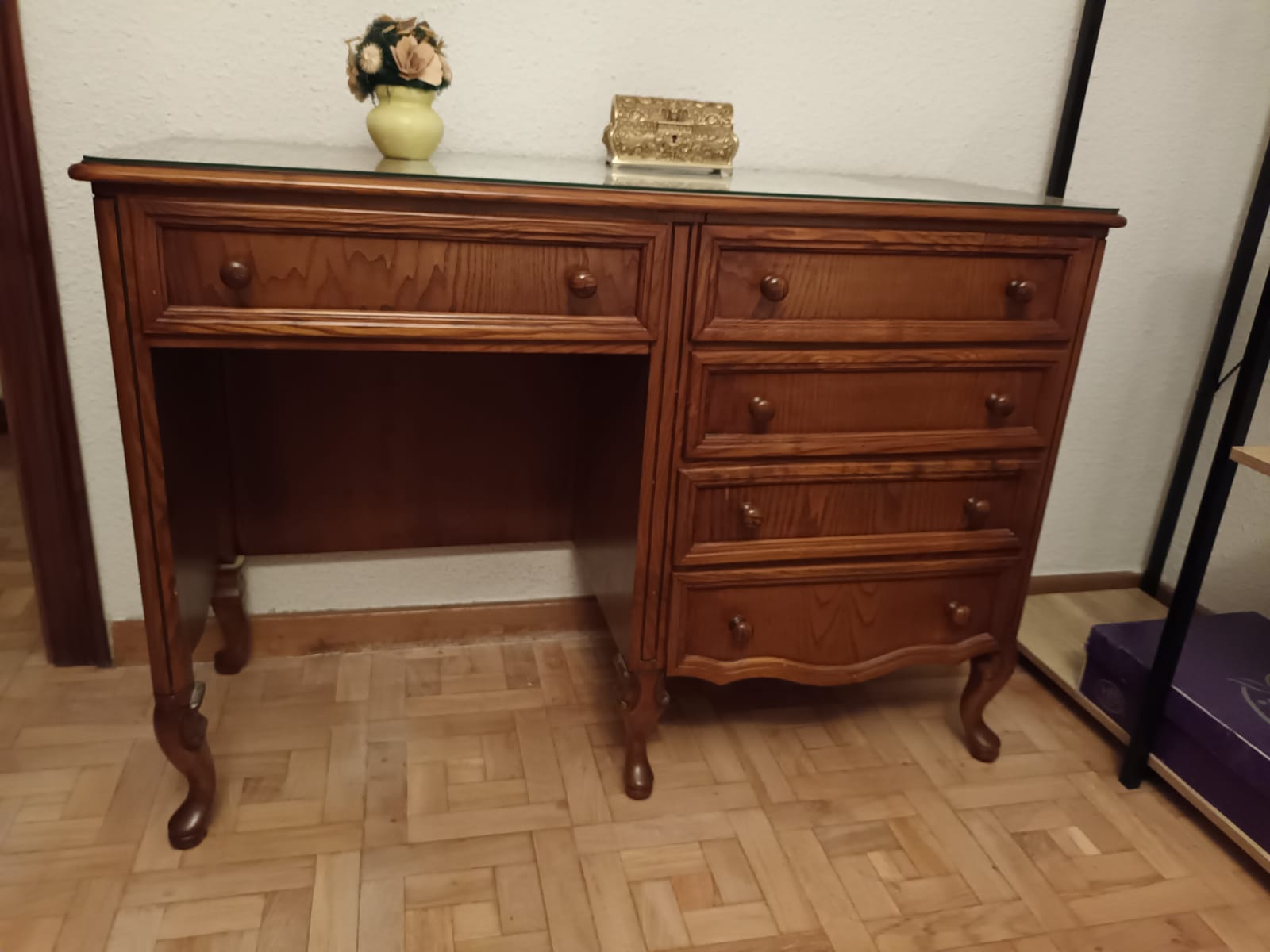 Mesa de estudio de madera con cajones y cristal