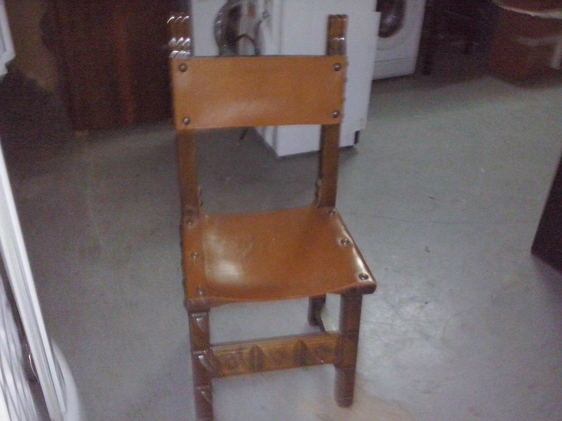 Lote de 2 Sillas Estilo Castellano, asiento de cuero